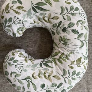 Boppy leaf garden pillow feeding